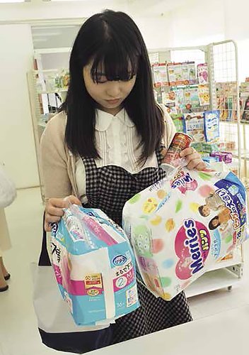 【動画】おむつ倶楽部33号　PART2■「勇気をだしてコンビニでおむつを買った少女」(JPEGデータ付き特装パック)